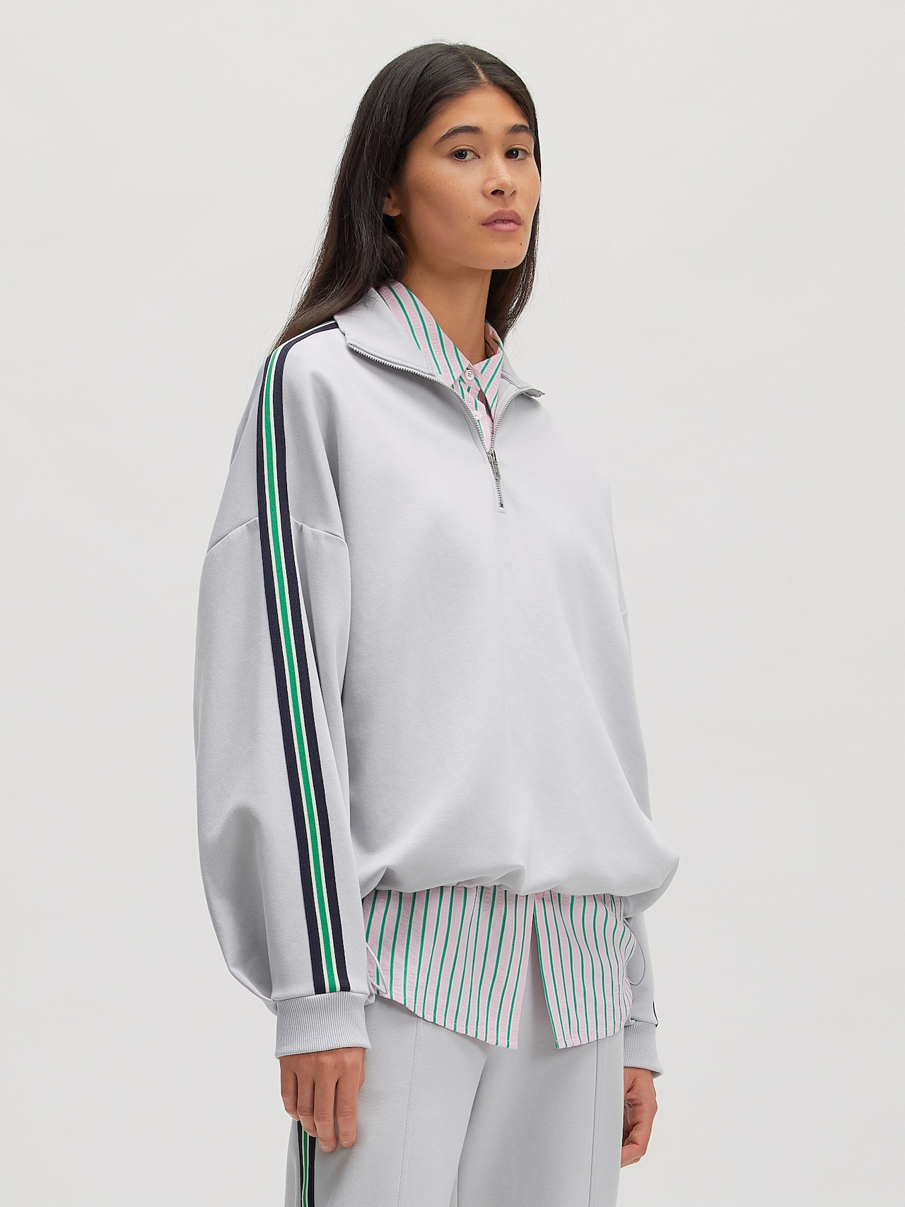 EDITED Nouveautés Sweat-shirt 'Izzie' bleu