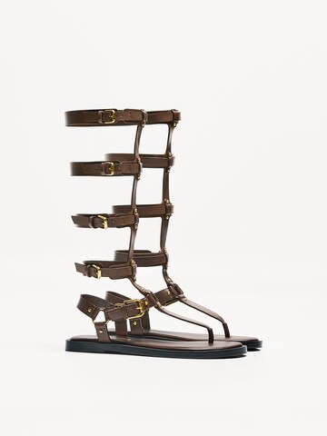 Tongs Bershka en marron