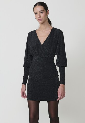 KOROSHI Kokteilové šaty - Čierna