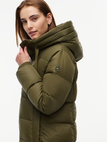 Palton de iarnă de la TOMMY HILFIGER pe verde