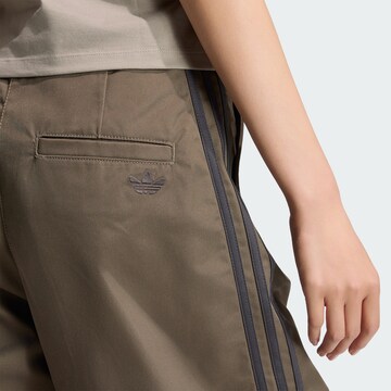 ADIDAS ORIGINALS - Loosefit Pantalón en marrón