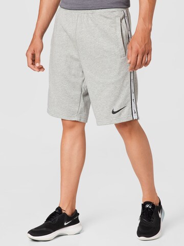 Nike Sportswear Spodnie w kolorze szary: przód