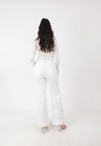 Elara Flared Jeans in White