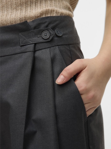 regular Pantaloni con pieghe 'VMNikki' di VERO MODA in grigio