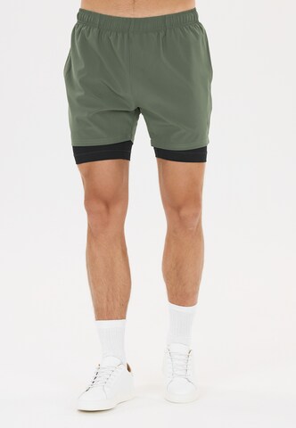 Virtus Regular 2-in-1-Shorts 'Zayne V2' in Grün: Vorderseite