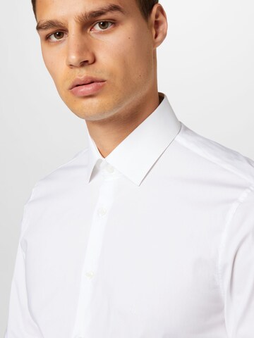 Coupe slim Chemise business Calvin Klein en blanc