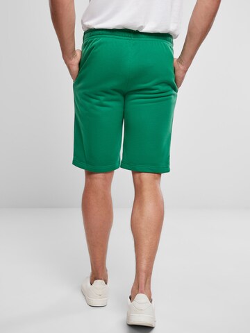 Regular Pantaloni de la Urban Classics pe verde