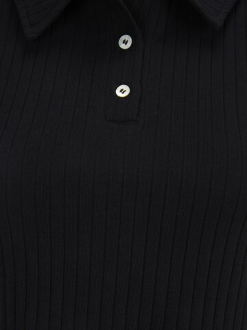 Pieces Petite Poloshirt 'Sandra' in Schwarz