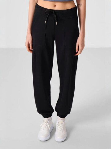 Tommy Life Tapered Broek in Zwart: voorkant