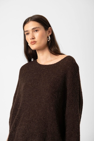 SOAKED IN LUXURY Trui 'Tuesday' in Bruin