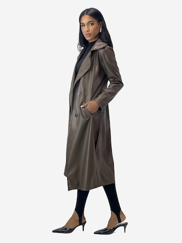 Elara Tussenmantel in Bruin