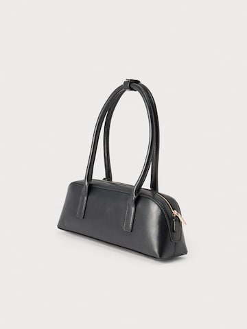 GUESS Olkalaukku 'ISOBEL' värissä musta