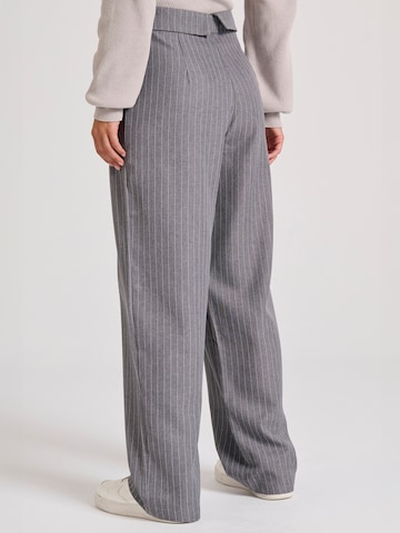 Funky Buddha - Pierna ancha Pantalón plisado en gris