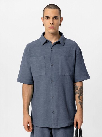VAMOS CLO Button Up Shirt in Grey: front