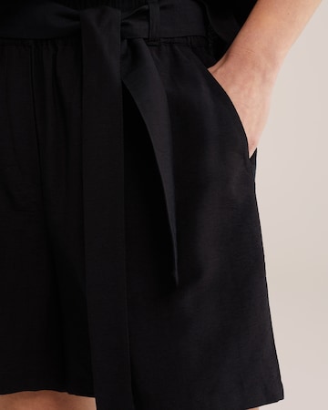 WE Fashion Ohlapna forma Hlače | črna barva