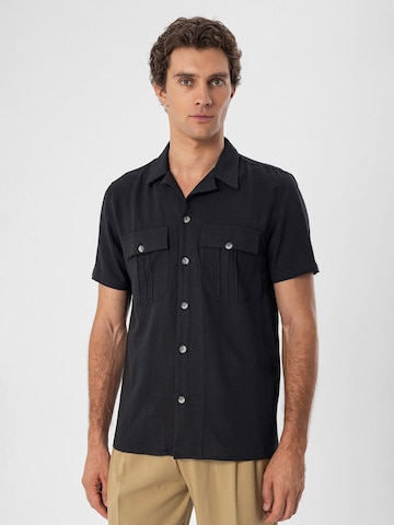 Antioch - Ajuste regular Camisa en negro: frente