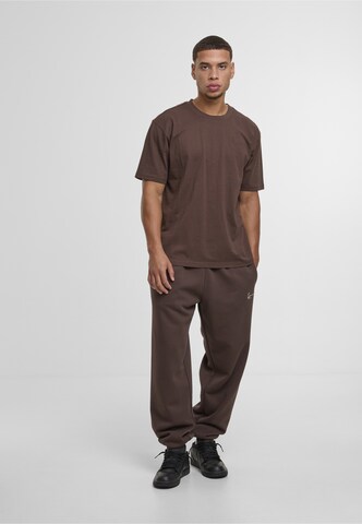 Tapered Pantaloni 'Signature Essential' di Karl Kani in marrone