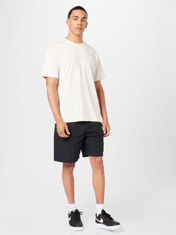 Nike Sportswear Koszulka 'Premium Essentials' w kolorze biały
