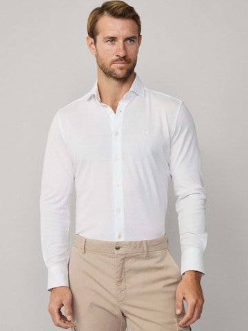 Coupe slim Chemise Hackett London en blanc : devant