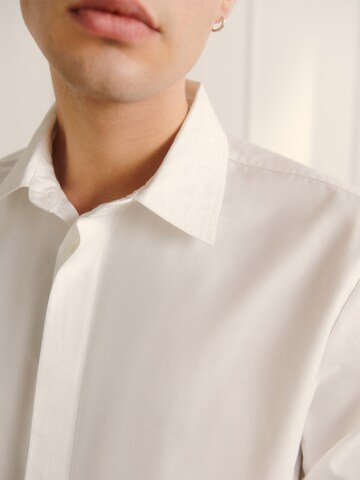 Guido Maria Kretschmer Men Regular fit Button Up Shirt 'Fernando' in White