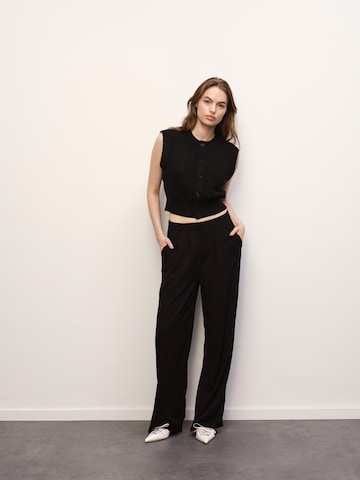 RÆRE by Lorena Rae Regularen Hlače z naborki 'Brenda' | črna barva