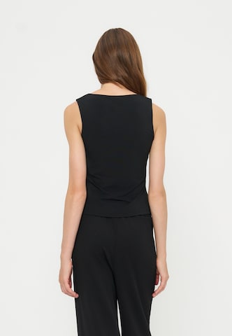 Top di Anna Field in nero: dietro