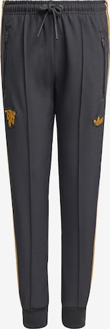 ADIDAS ORIGINALS - Tapered Calças 'Manchester United Terrace Icons' em preto: frente