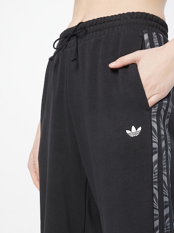 ADIDAS ORIGINALS Tapered Παντελόνι 'Abstract Animal Print' σε μαύρο