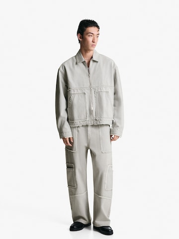 Baggy Jeans de la Bershka pe gri: față