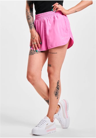 Karl Kani Regular Shorts in Pink: predná strana