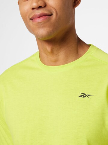 Reebok - Camisa funcionais em amarelo