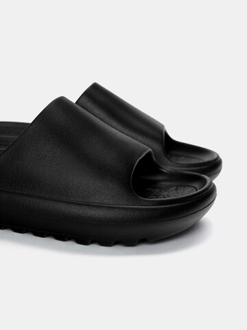 Pull&Bear Pantolette in Schwarz