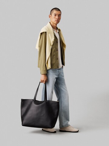 Calvin Klein Shopper in Black