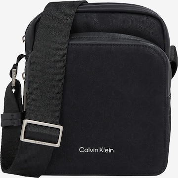 juoda Calvin Klein Rankinė su ilgu dirželiu 'MUST': priekis