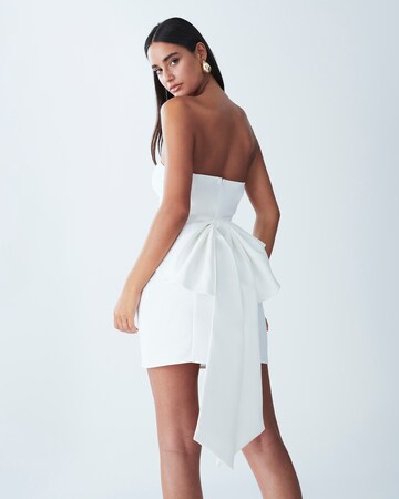 Rochie de cocktail 'Bowe' de la BWLDR pe alb