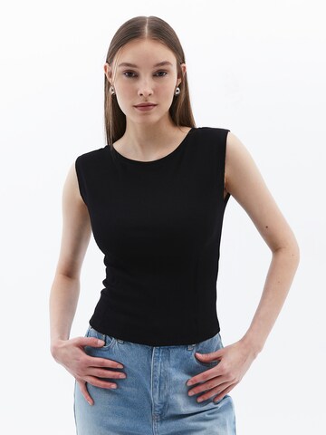 T-shirt OXXO en noir : devant