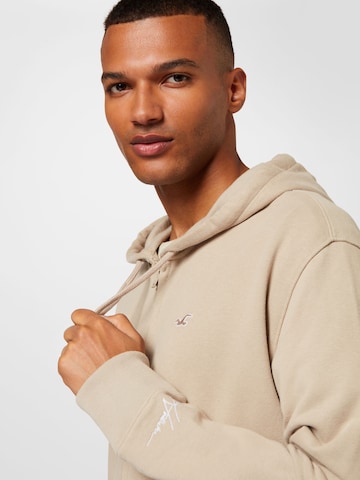 HOLLISTER Sweatjacke 'MUST HAVE SCRIPT' in Braun