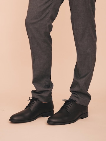 Scarpa stringata 'QUINN' di nae Vegan Shoes in nero: frontale