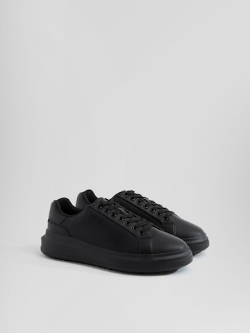 Bershka Sneakers low i svart