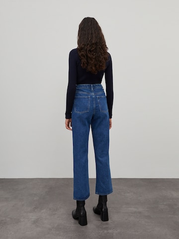 Regular Jeans 'Simea' de la EDITED pe albastru