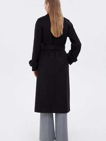 Cappotto di mezza stagione '440' di Estro in nero
