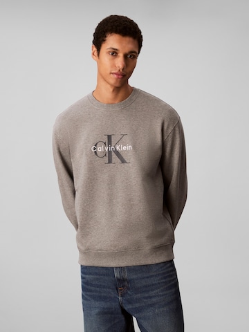 Sweat-shirt Calvin Klein Jeans en gris : devant
