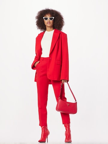 Dorothy Perkins - Regular Calças com vincos 'Grazer' em vermelho