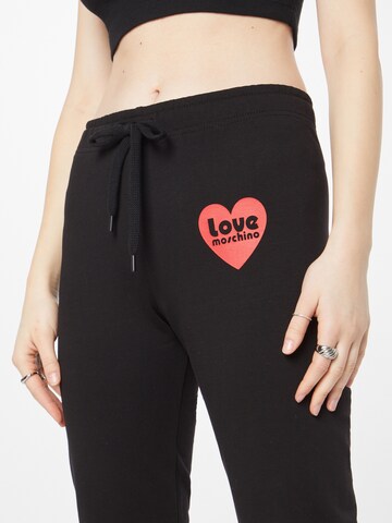 Effilé Pantalon Love Moschino en noir