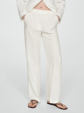 Regular Pantalon à plis 'Niza' MANGO en blanc : devant