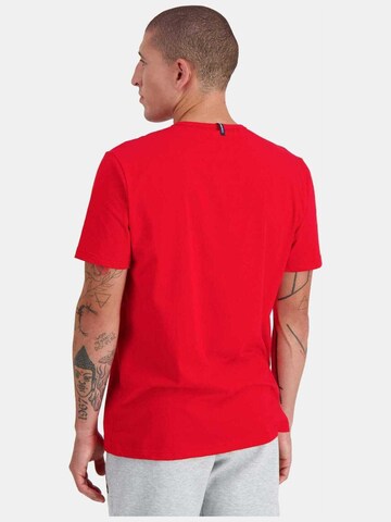 LE COQ SPORTIF - Camiseta 'Le Coq Sportif Ess Tee Ss' en rojo