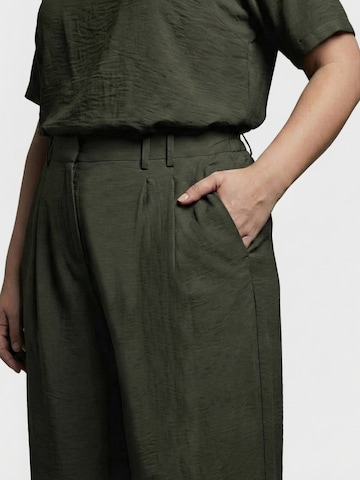 Guido Maria Kretschmer Curvy Loosefit Laskoshousut 'Finja' värissä vihreä