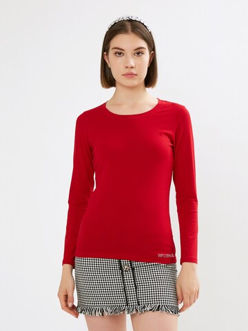 Influencer Shirt in Rood: voorkant