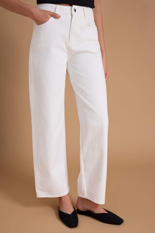 Trendyol - Loosefit Vaquero en blanco: frente