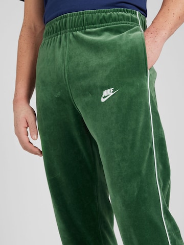 Nike Sportswear Tapered Housut 'CLUB' värissä vihreä